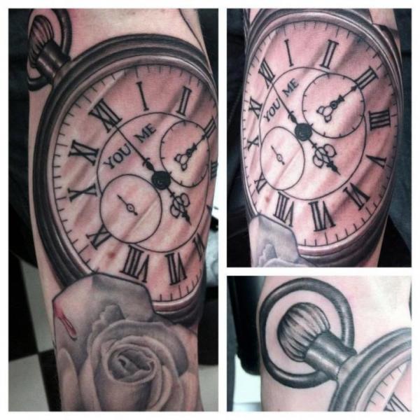 Arm Realistische Uhr Tattoo von Dragstrip Tattoos