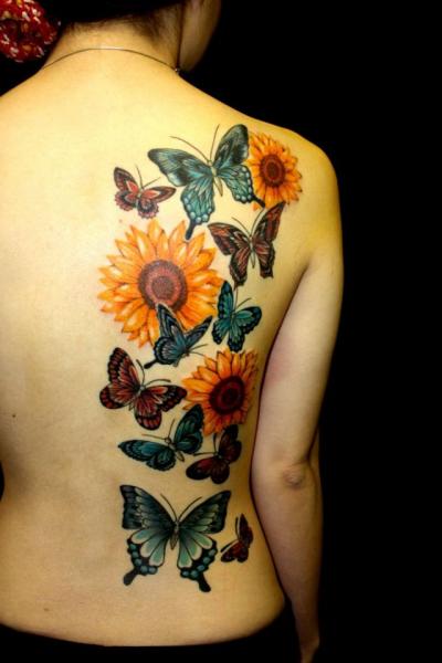 Blumen Rücken Schmetterling Tattoo von South Dragon Tattoo