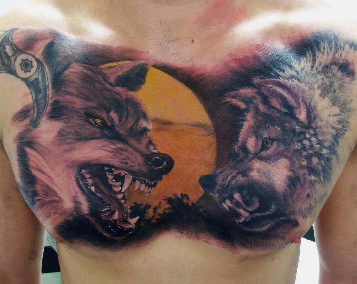 Tatuaje Realista Pecho Lobo Luna por Matt Jordan Tattoo
