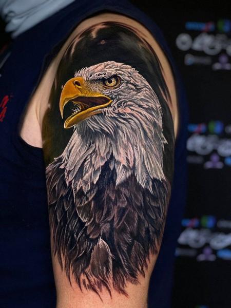 Tatuaje Brazo Realista Águila por Heaven Of Colours