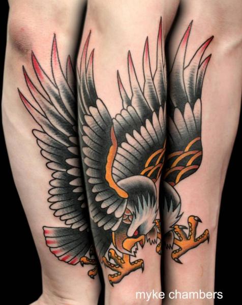 Tatuaje Brazo Old School Águila por Mike Chambers