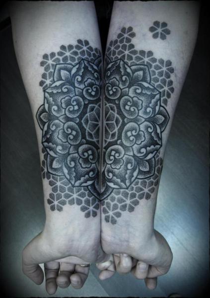 Tatuaggio Braccio Dotwork Geometrici di Ivan Hack