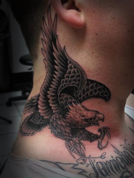 Tatuaje Old School Águila Cuello por Salt Water Tattoo