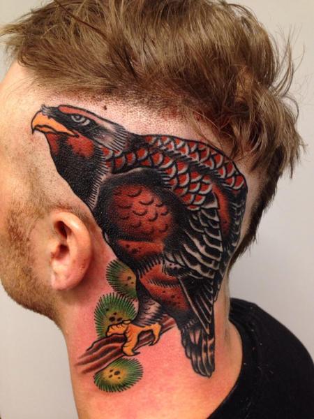 Tatuaje New School Águila Cabeza por Filip Henningsson